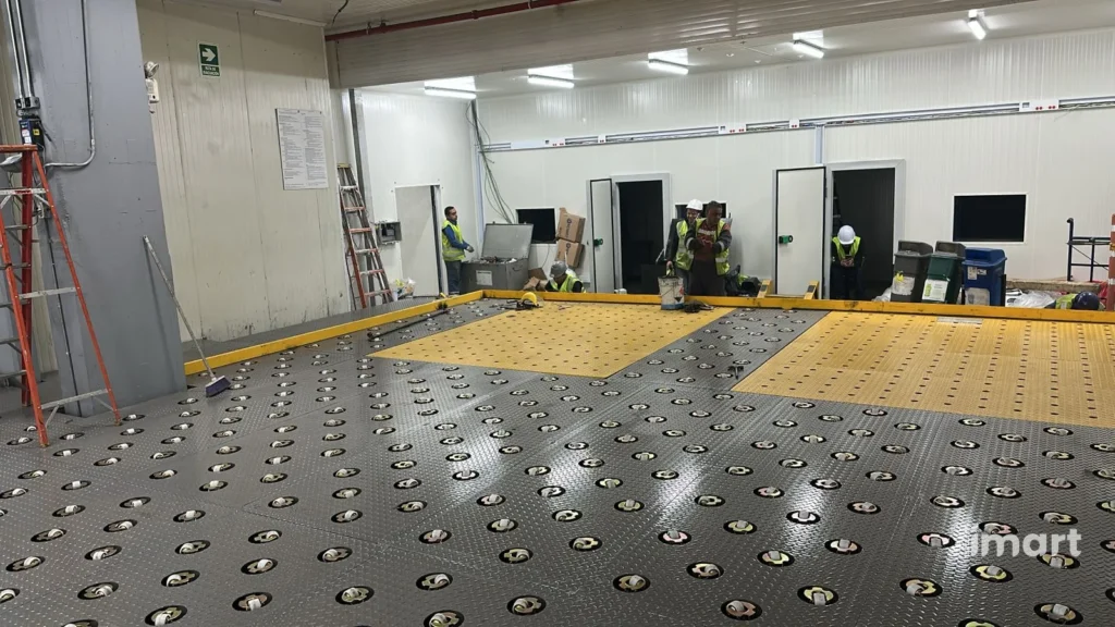 Instalación de un nuevo módulo de plataforma, con personal en obra.
