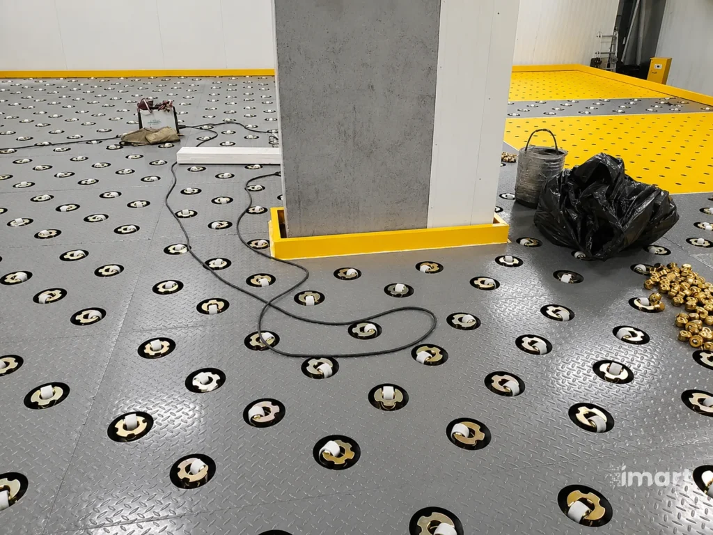 Detalle de las unidades Ball Transfer durante el montaje del piso modular.