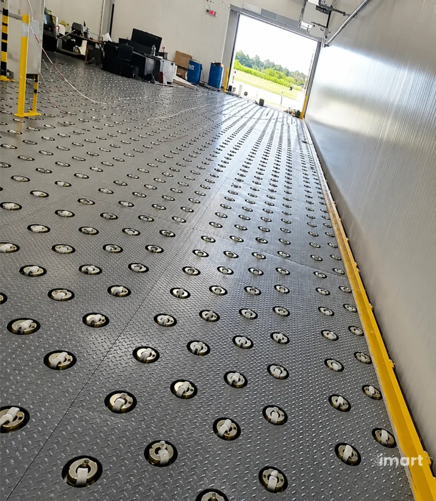 Plataforma terminada, con vista hacia la puerta de acceso al andén de carga.