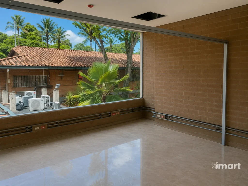 Interior con muro en ladrillo a la vista y ventanería de piso a techo.
