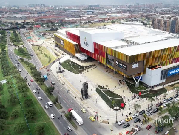 Vista aérea del Centro Comercial El Edén ya construido, con su fachada de láminas de colores.