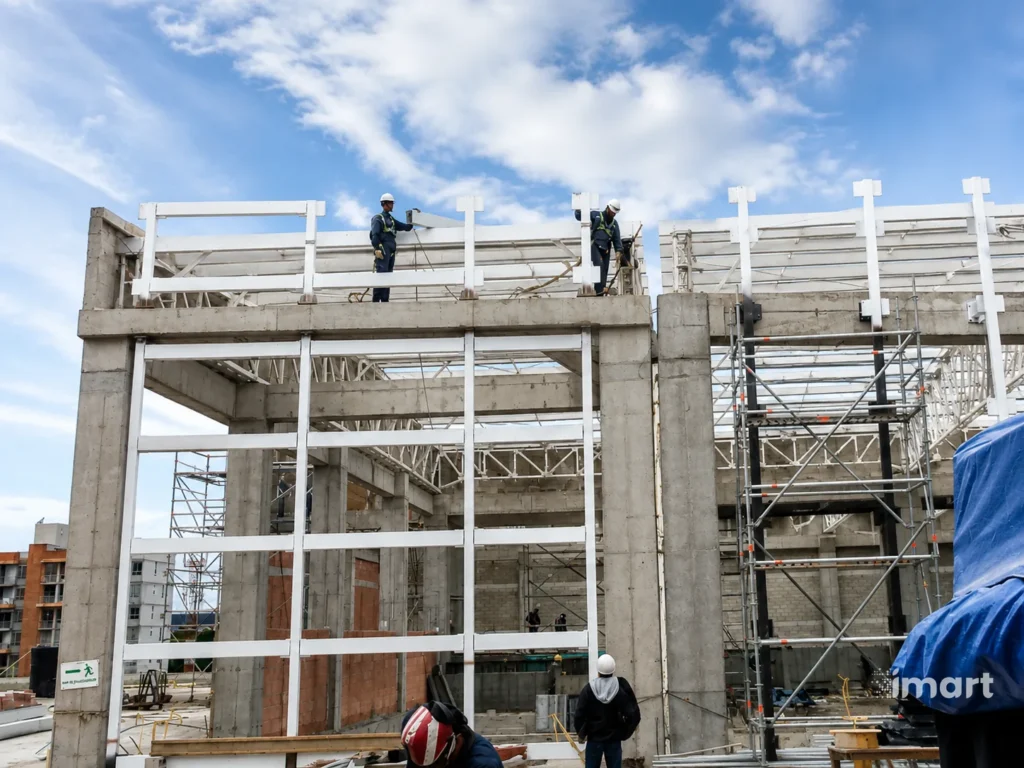 Montaje del parapeto metálico en la cubierta, con estructura de concreto de fondo.