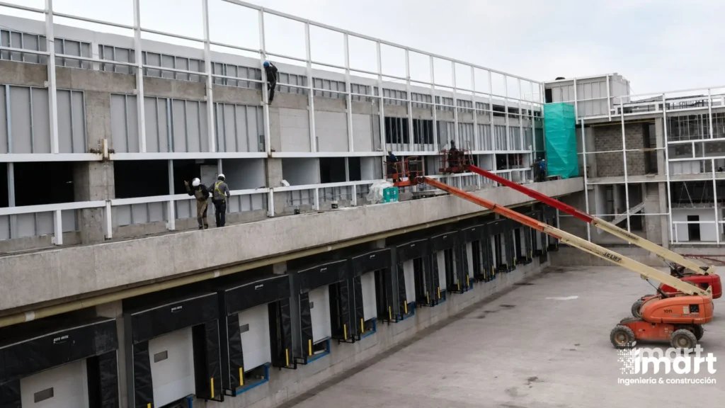 Estructura met&aacute;lica y plataformas de seguridad en ejecuci&oacute;n