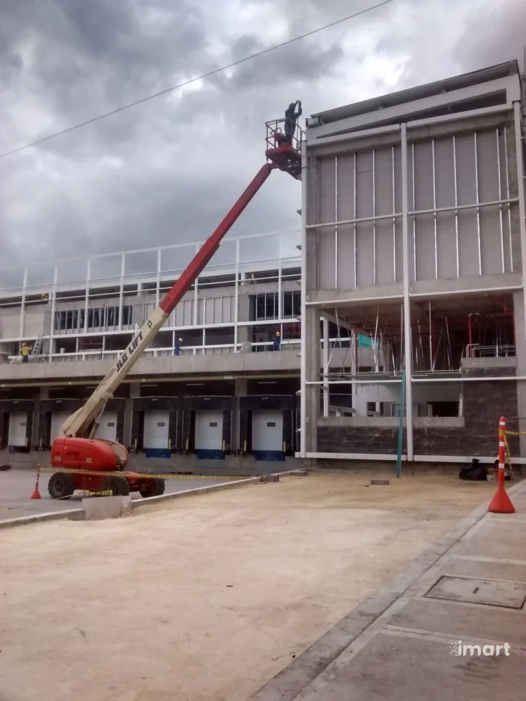 Izaje de elementos con plataforma elevadora JLG en obra