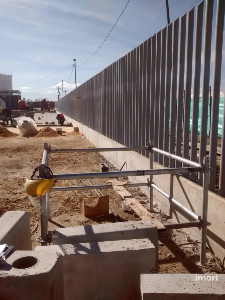 Fachada met&aacute;lica vertical gris en fase de ejecuci&oacute;n