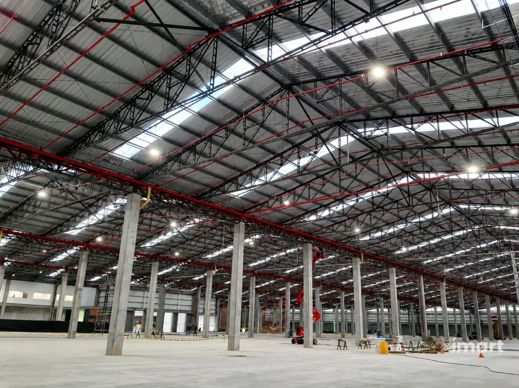 Vista interior general de la bodega con red contra incendio instalada