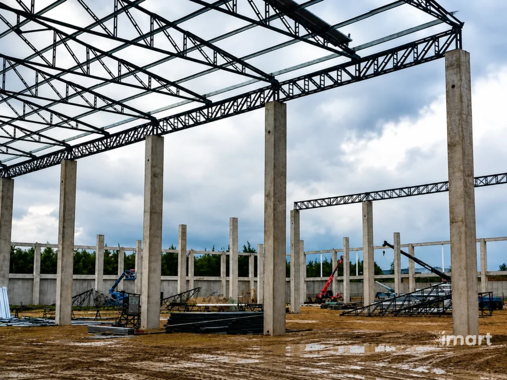 Estructura met&aacute;lica en ejecuci&oacute;n con plataforma elevadora y gr&uacute;a