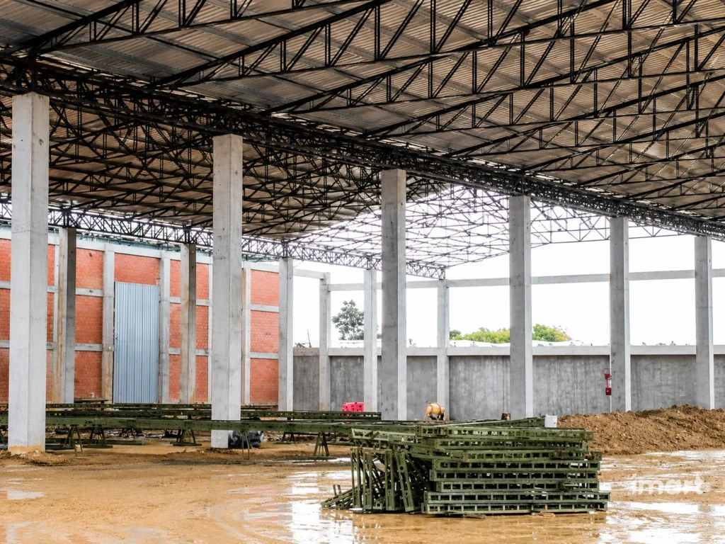Interior con estructura met&aacute;lica de cubierta en fase de montaje