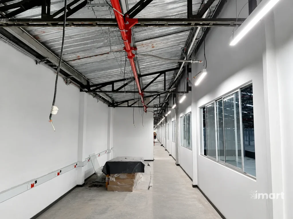 Pasillo interior con red contra incendio y se&ntilde;alizaci&oacute;n instalada