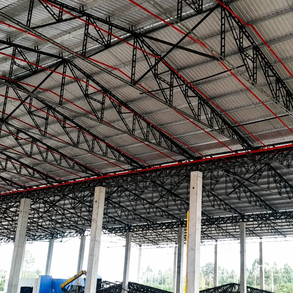 Cubierta met&aacute;lica interior con vigas principales y red RCI