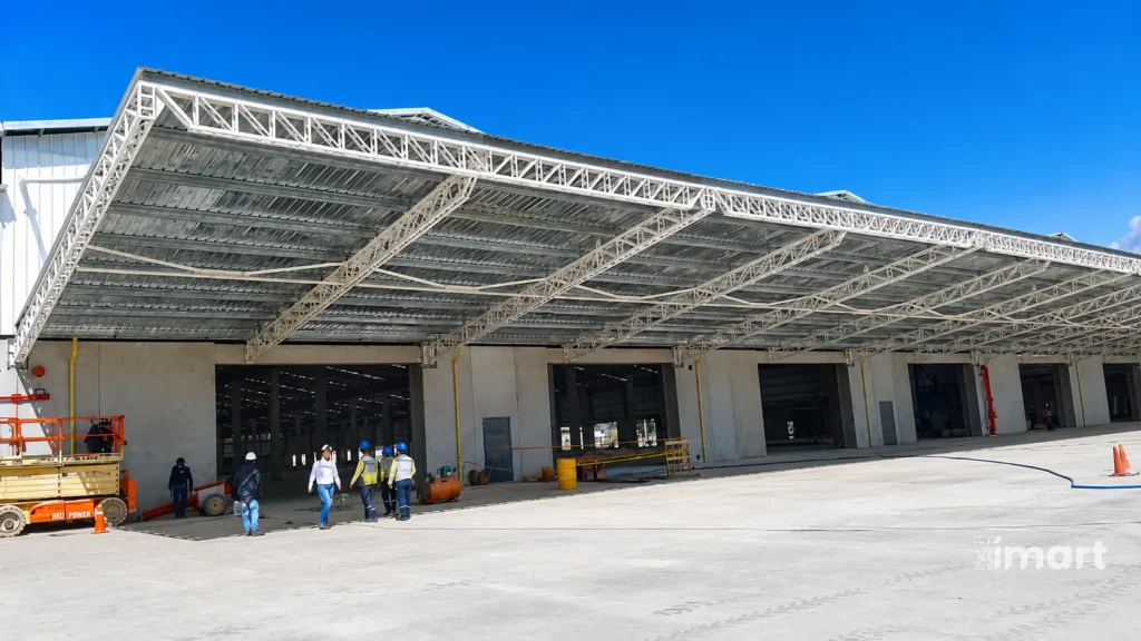 Estructura met&aacute;lica de mezanine en fase de montaje y alineaci&oacute;n