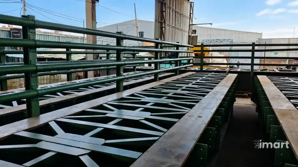 Estructuras metálicas terminadas, listas para despacho desde el taller de fabricación.