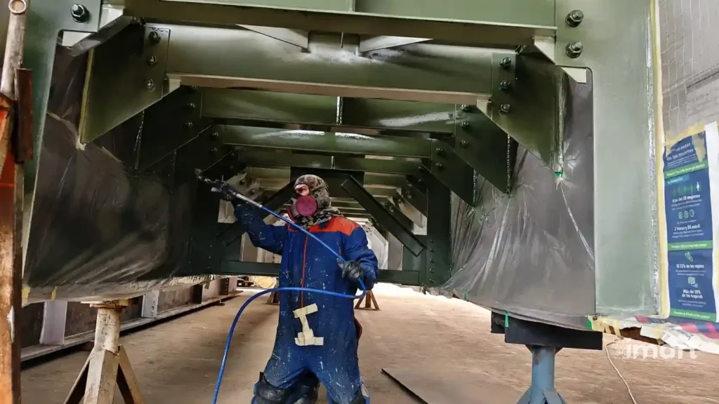 Aplicación de pintura de protección anticorrosiva en el taller.