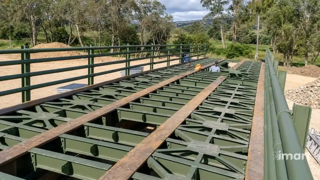 Tablero de rodadura en rejilla metálica galvanizada sobre el sistema de vigas.