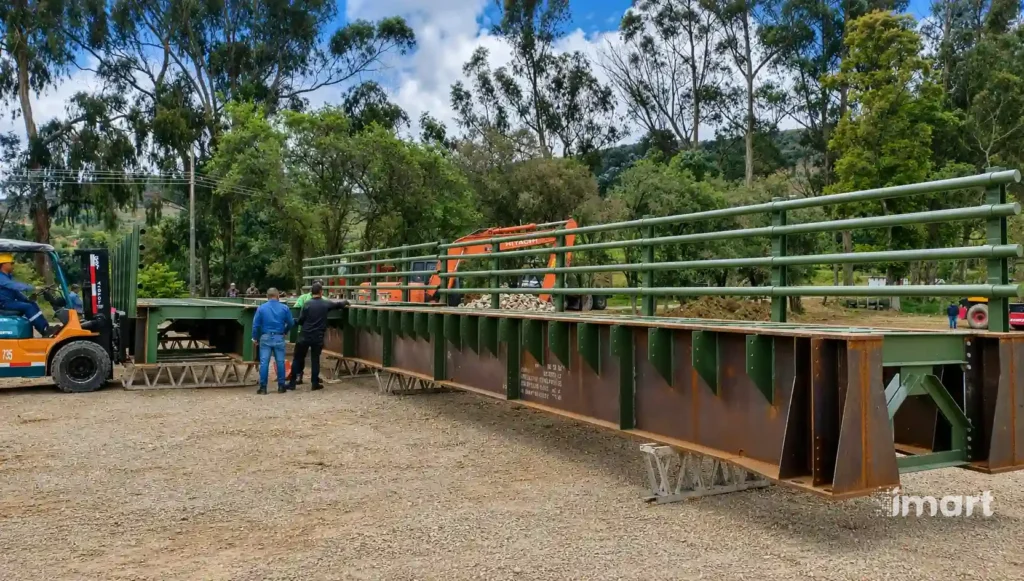 Maniobra de posicionamiento de la viga principal antes del izaje final.