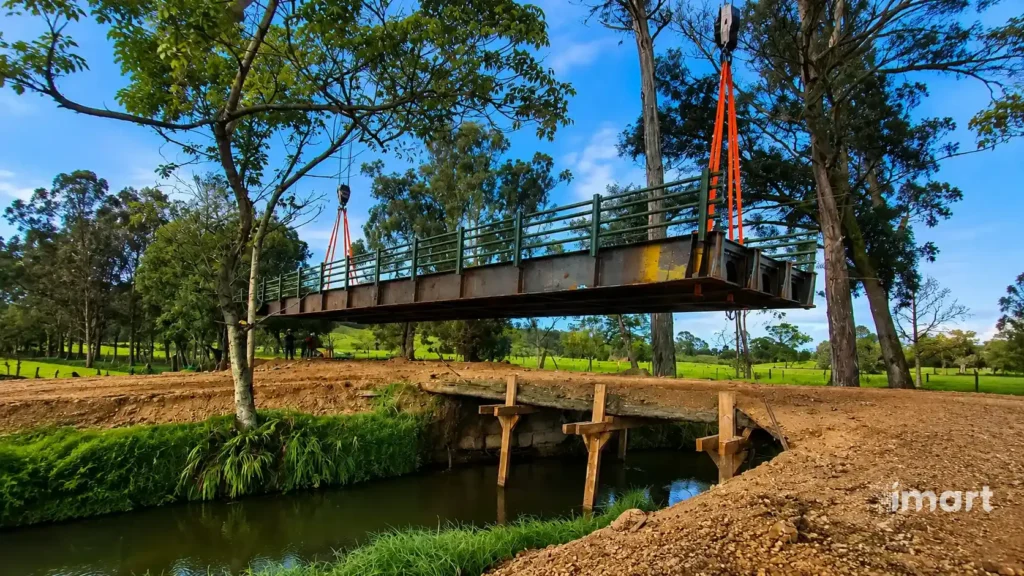 Izaje de la estructura metálica sobre la quebrada, en reemplazo del antiguo puente de madera.