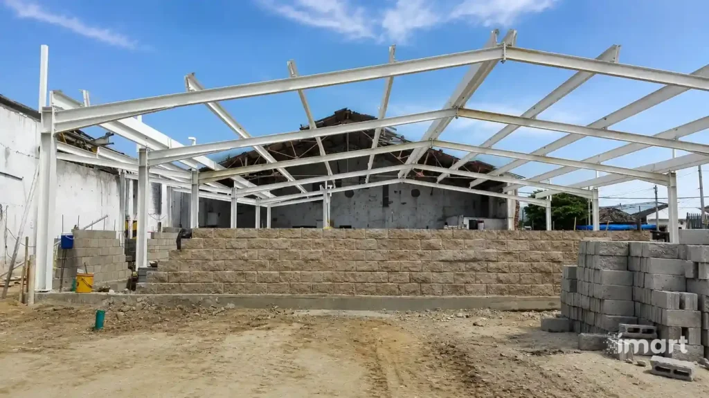Avance de la estructura metálica adosada al muro perimetral en mampostería.