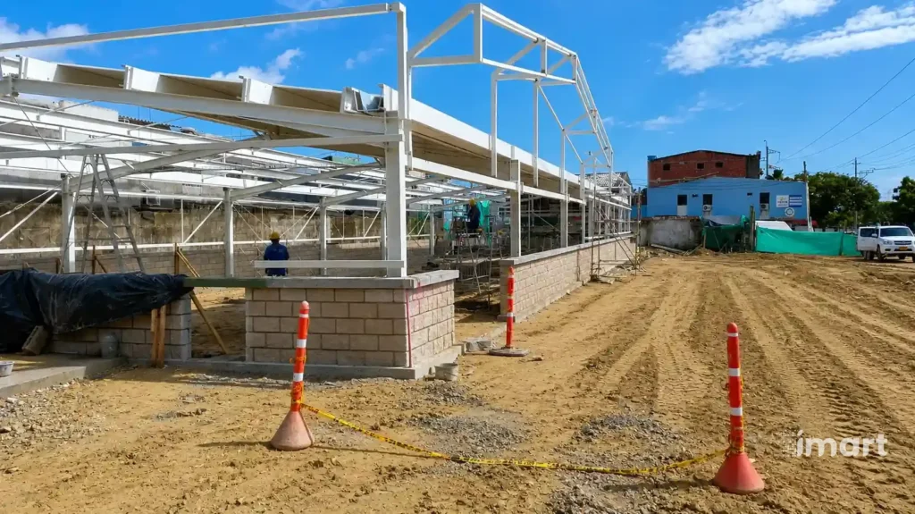 Cerramiento y señalización de la zona de montaje sobre vía urbana.